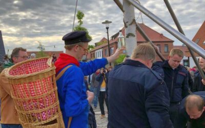 Maibaumaufstellen auf dem Dorfplatz