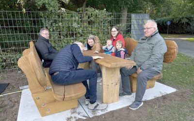 Neue Sitzgruppe am Schulkamp eingeweiht