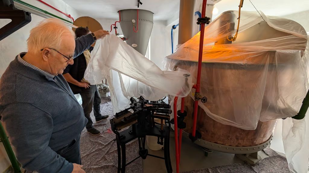 An allzu vielen Stellen sieht man nicht mehr, dass es im April gebrannt hat. Nur das teilweise verhängte Inventar weist noch darauf hin. Foto: Henning Tillmann