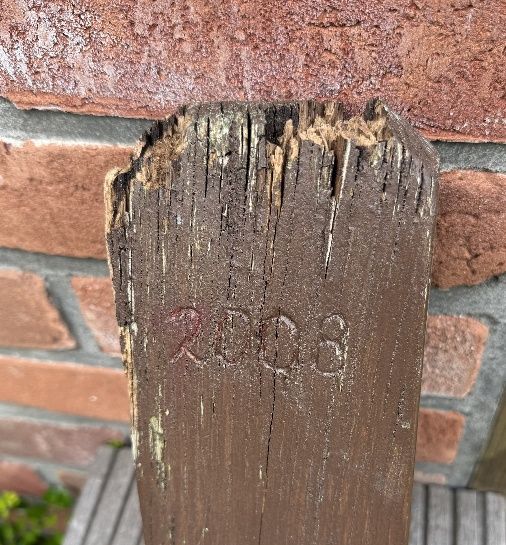 Ein Foto von 2026 dokumentiert den maroden Zustand des Kreuzes