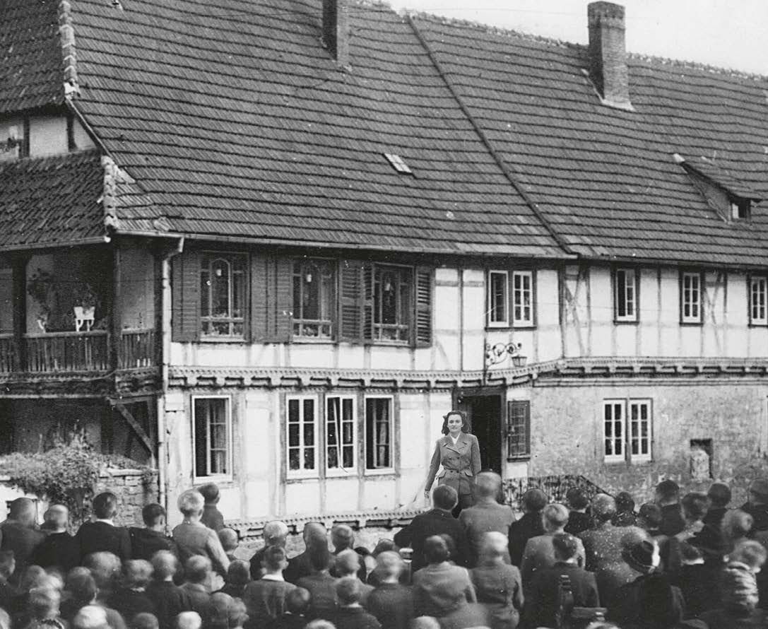 Abb. 2 · „Helene rettet am 10. 4. 45 das Dorf Struth“ – Fotoillustration: Kloster Zella, April 1945 – in der Bildmitte ist Helene zu sehen, wie sie die Bewohner darüber informiert, dass das Dorf verschont bleibt und sie dorthin wieder zurückkehren können.