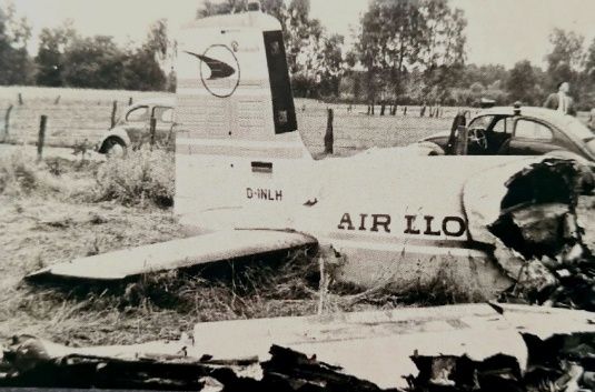 Abb. 4 · Das Heck der Unfallmaschine ist nach dem Absturz noch unzerstört. Im Vordergrund liegt die rechte Tragfläche.