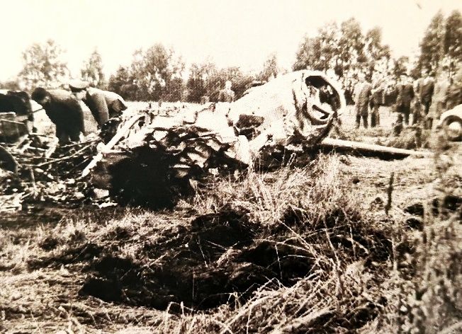 Abb. 5 · Das Flugzeug von vorne. Die Kanzel ist völlig zerstört, die linke Tragfläche mit Motor gut erkennbar.