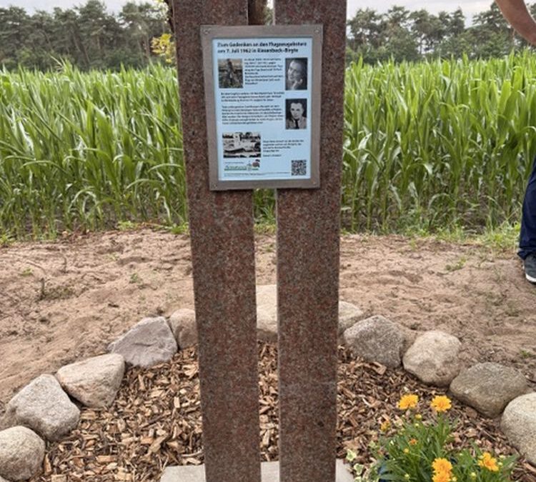 Erinnerungsstele an Flugzeugabsturz im Birgter Feld eingeweiht