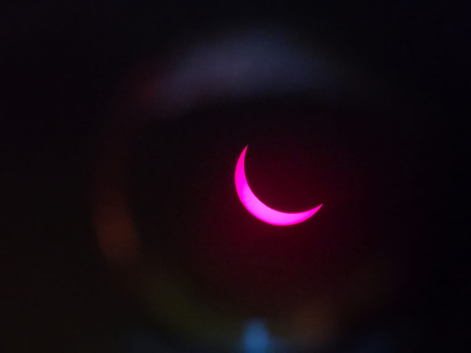 Schmale Sonnensichel in kräftigem Rot, aufgenommen durch das gefilterte Fernrohr