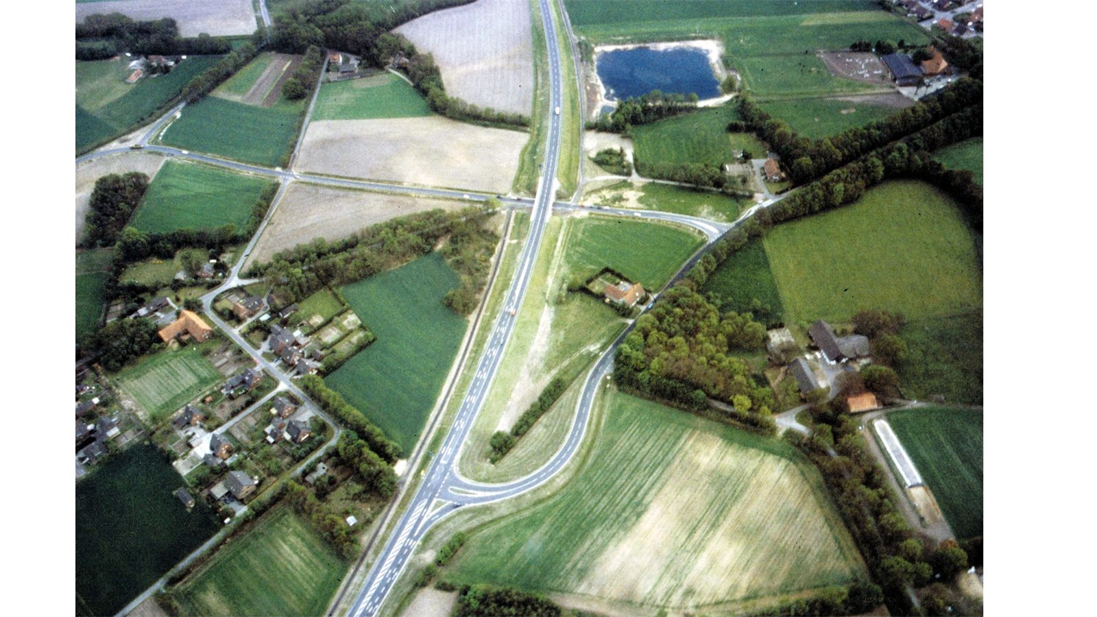 Luftbild Straße und See