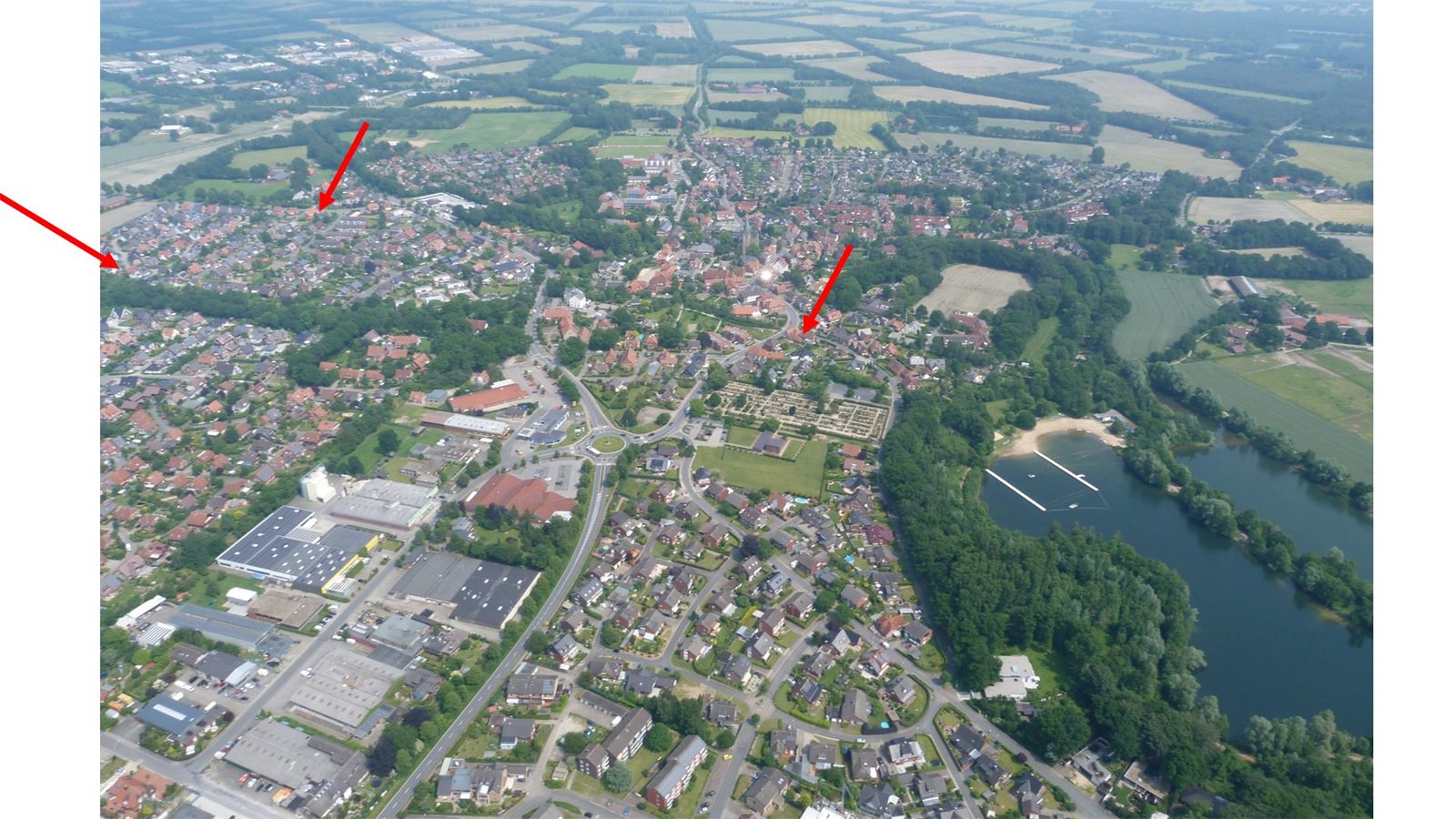 Luftbild Ortslage mit Badesee