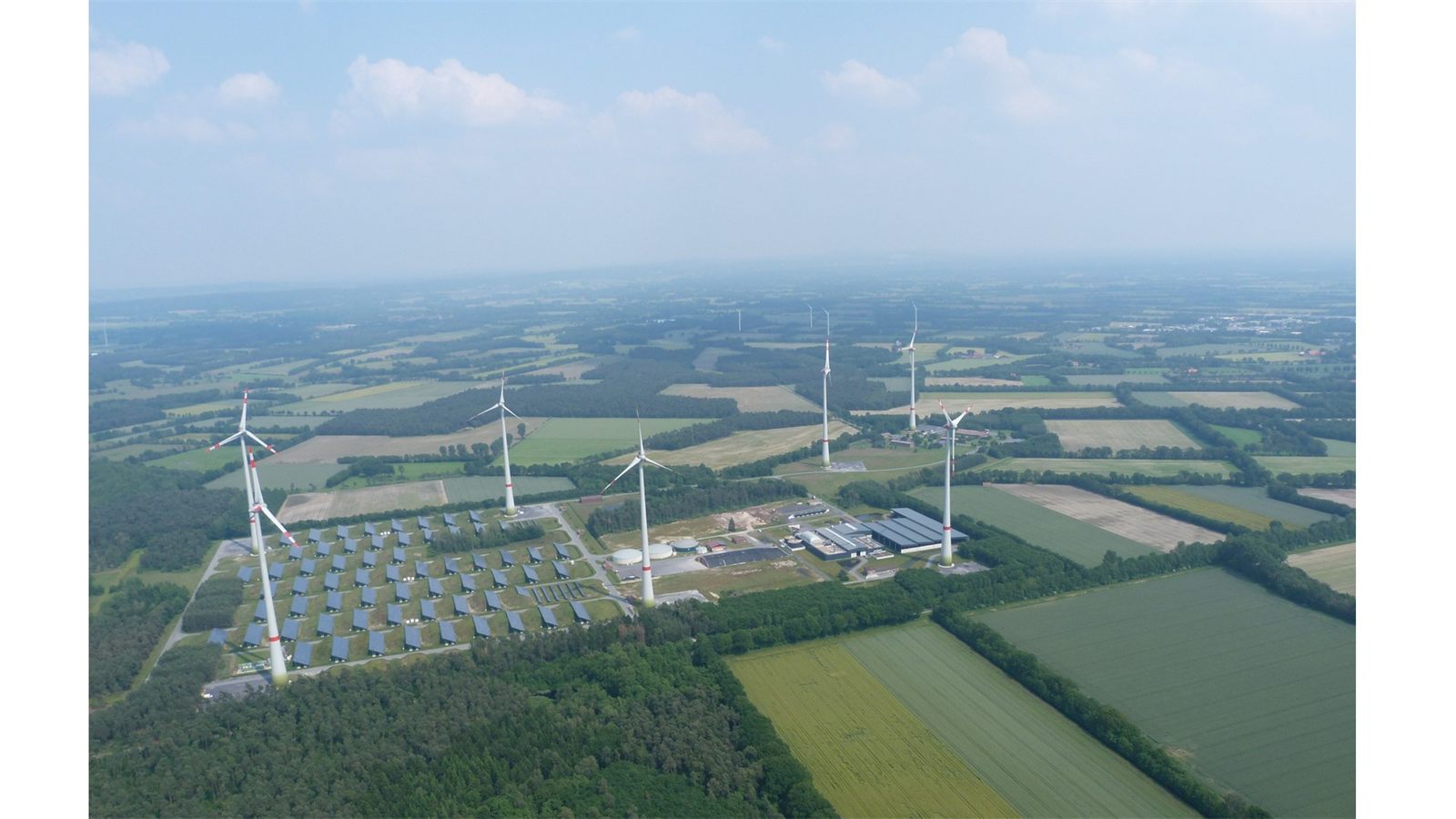 Bioenergiepark mit Windrädern und Solarpark